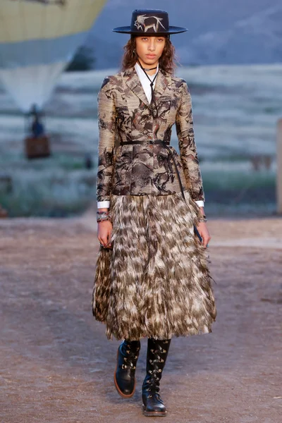Look 10